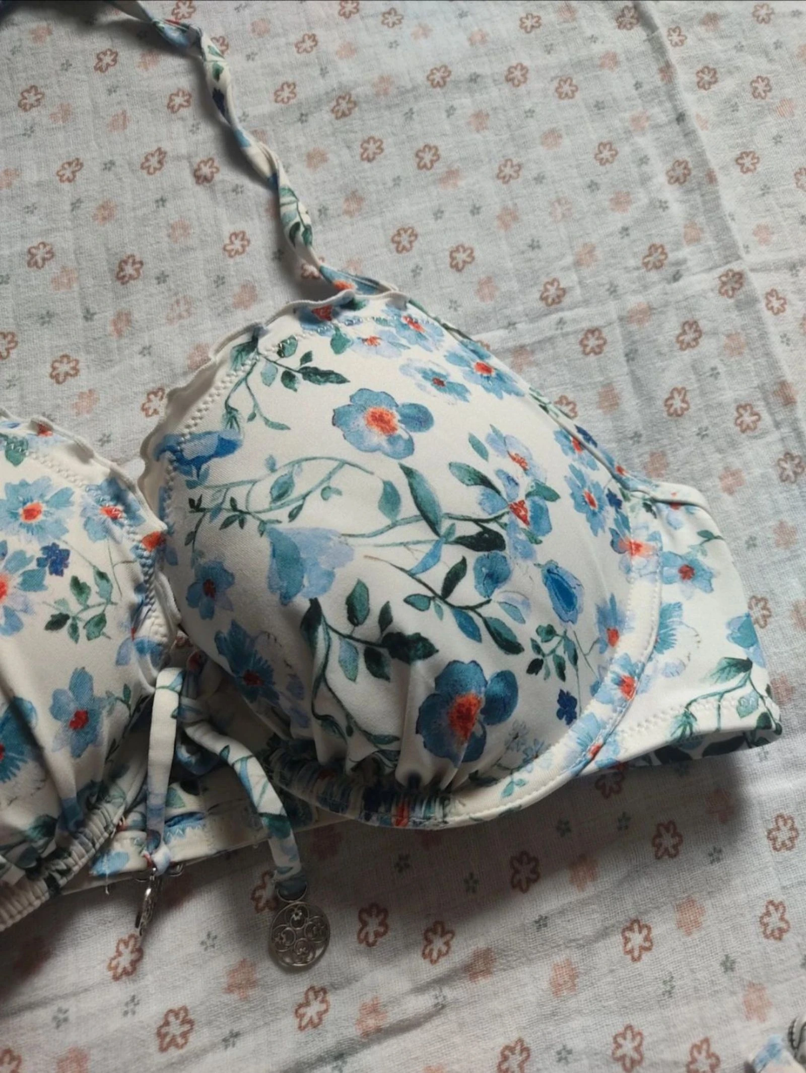 Bikini met blauwe bloemen H&M - 75C en 42 - Zeer goede staat – photo 2